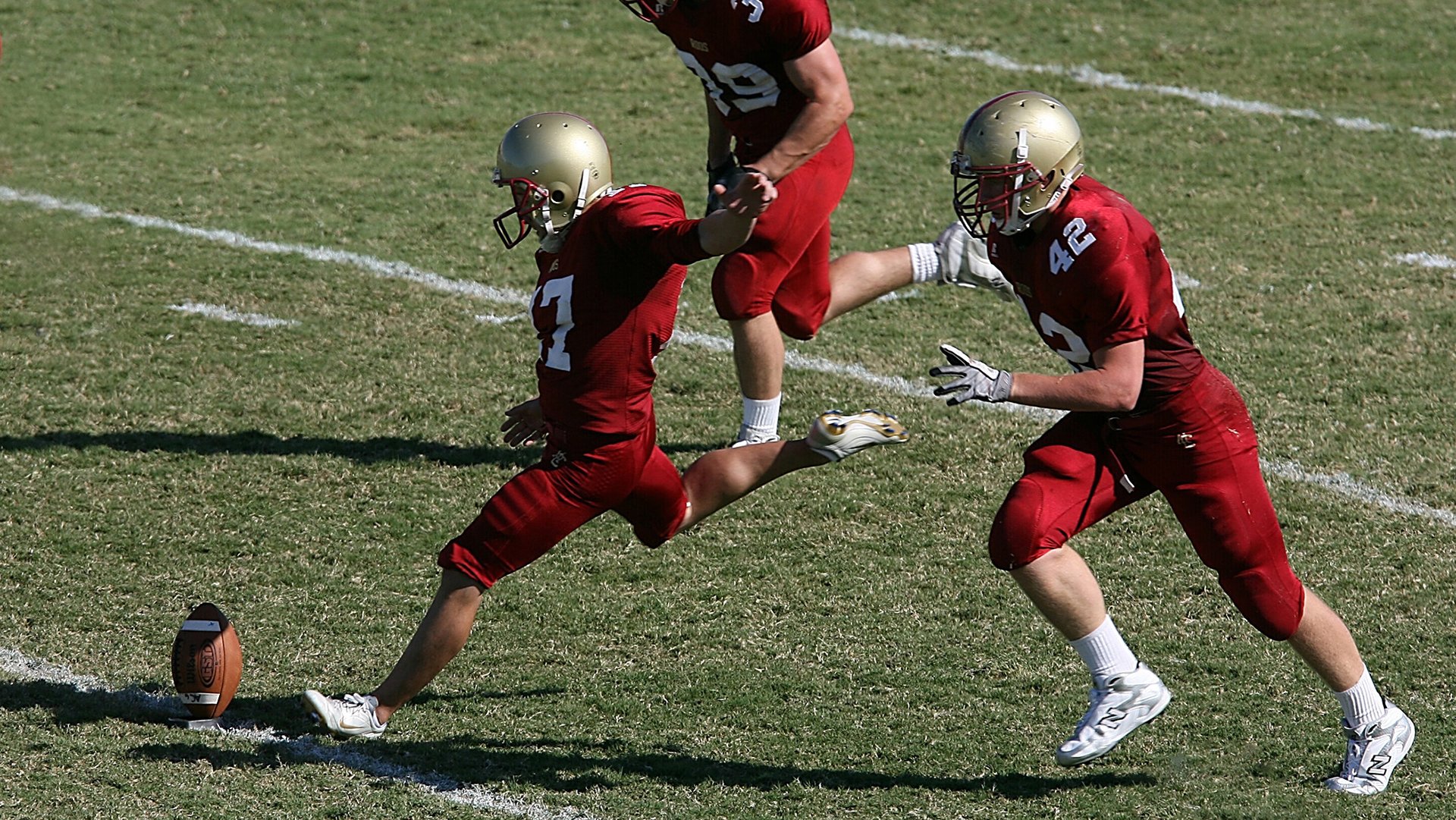战火燃烧场上,红蓝对决引人窥探胜负离谱,红蓝色火焰